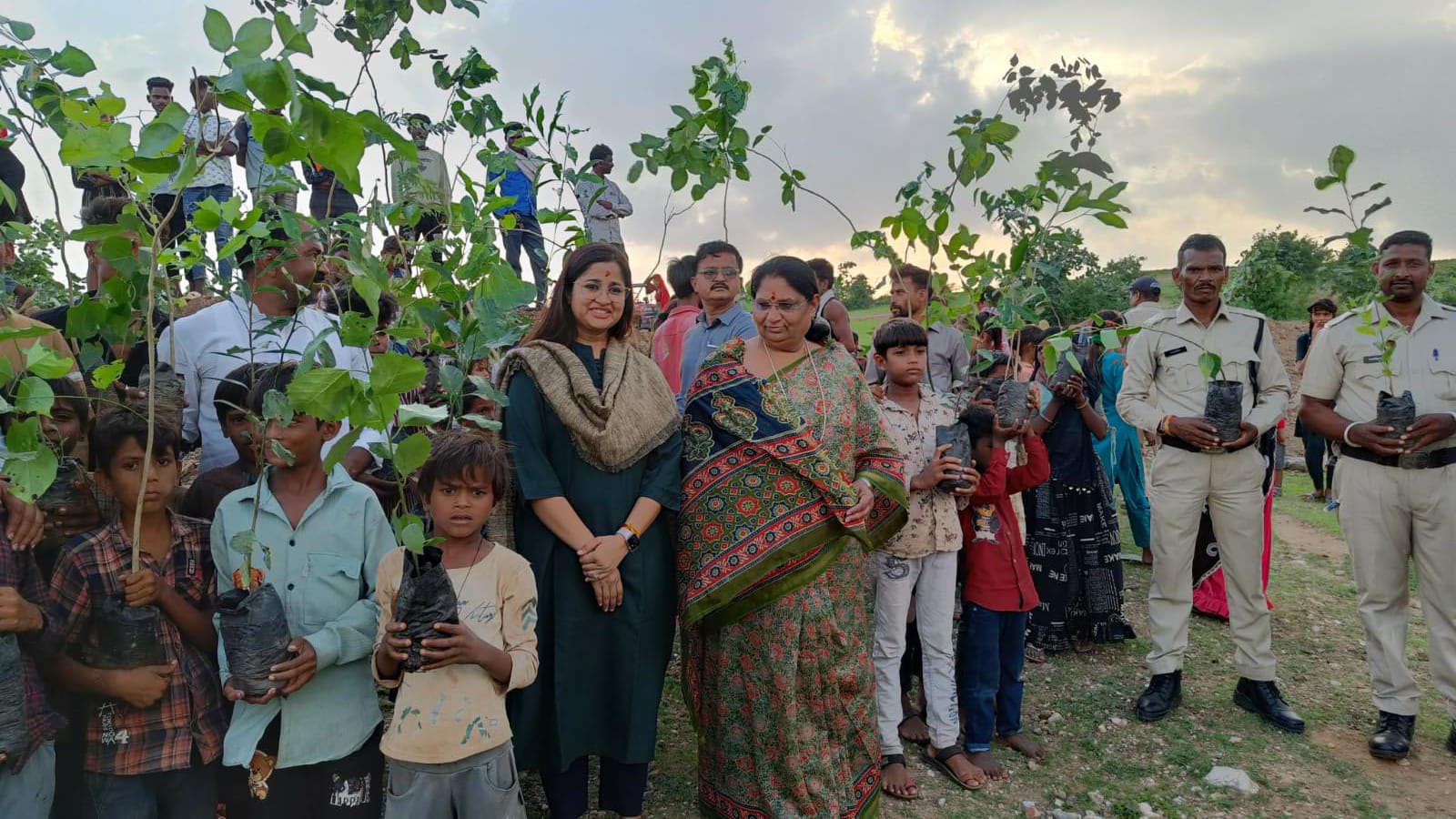 एक पेड़ मां के नाम अभियान अंतर्गत कैबिनेट मंत्री एवं कलेक्टर ने किया पौधा रोपण।