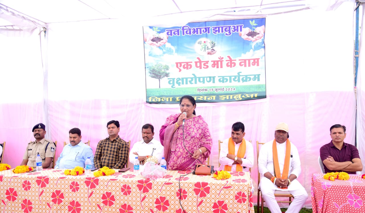 केबिनेट मंत्री सुश्री निर्मला भूरिया द्वारा “एक पेड माँ के नाम” वृक्षारोपण कार्यक्रम का आयोजन।