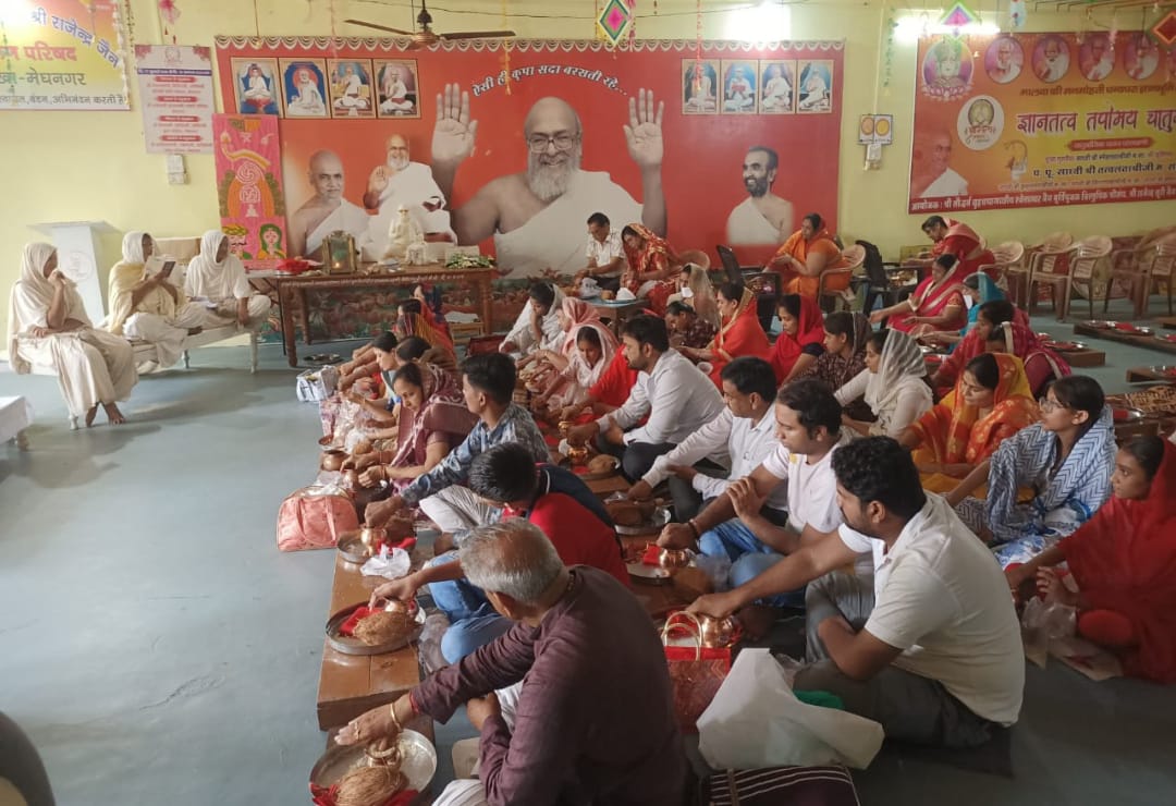 मेघनगर विधि विधान से तपसियों ने भरे तपस्या के कलश विजय तिलक के साथ तपस्या का आगाज़ हुआ।