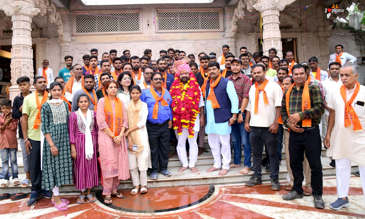 हनुमंत मंदिर में महा आरती कर लोकप्रिय समाजसेवी चुन्नू भैया शर्मा ने रिमझिम बारीश के बीच सादगी से मनाया अपना जन्मदिन बड़ी संख्या में पहुंचे लोग।
