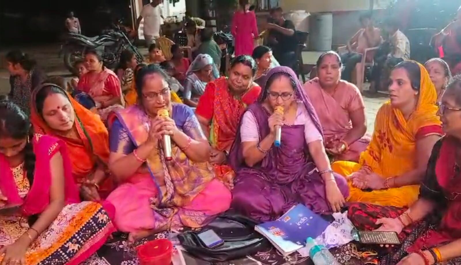 बड़े गजानंद गणेश मंदिर पर श्रवण के प्रथम सोमवार को गणेश महिला मंडल द्वारा भजनों की शानदार प्रस्तुतियां दी गई।