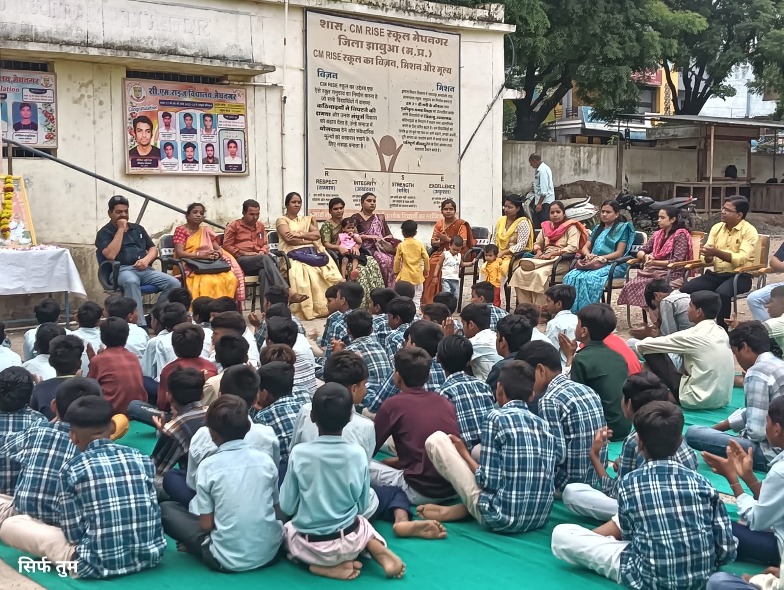 मेघनगर सिएम राइस स्कूल में गुरु पूर्णिमा पर कार्यक्रम संपन्न हुआ गुरु की महिमा का वेदों मे भी गुणगान किया गया है कवि निसार पठान।