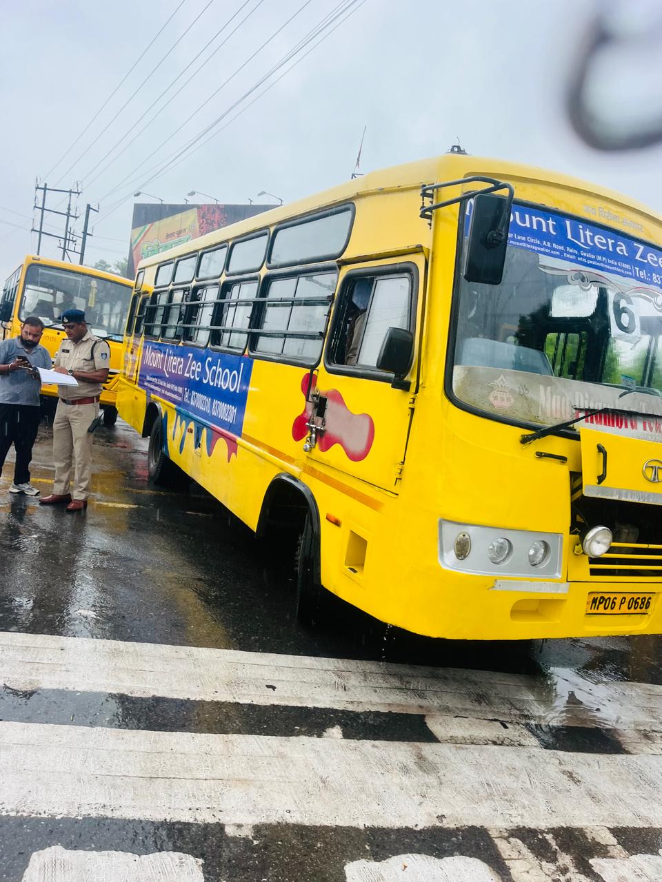माननीय उच्चतम न्यायालय के दिशा निर्देशों के परिपालन में स्कूल बस चेकिंग अभियान