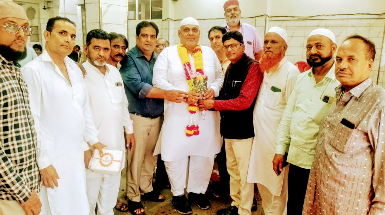 समाजसेवा से पहचान बनाने वाले हाजी इमामुद्दीन तिगाला का हज से लौटने पर किया इस्तक़बाल।