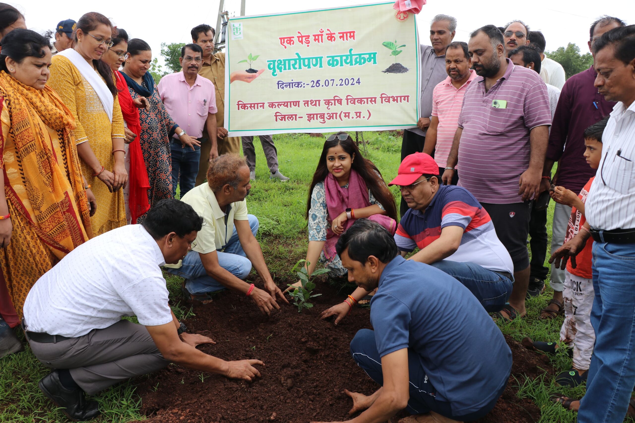 एक पेड़ मां के नाम” अभियान अंतर्गत हाथीपावा पहाड़ी पर किया गया वृक्षारोपण।