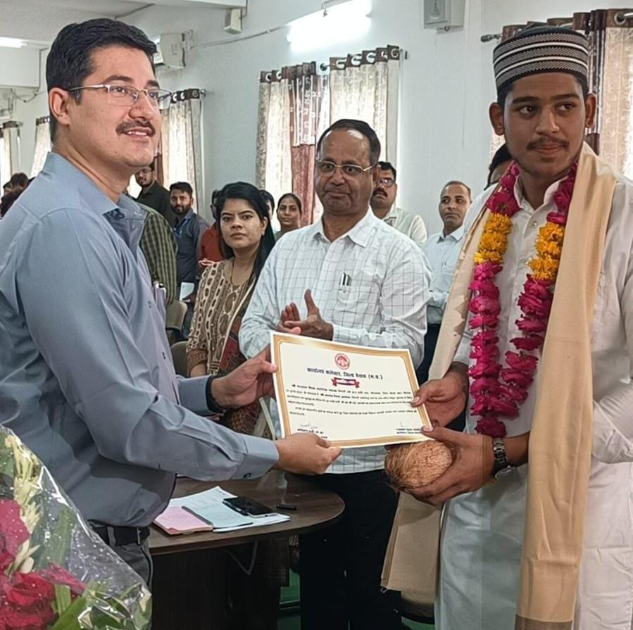 हिंदू-मुस्लिम युवकों ने सूझबूझ से जान की बाजी लगाकर करंट से बचाई जान