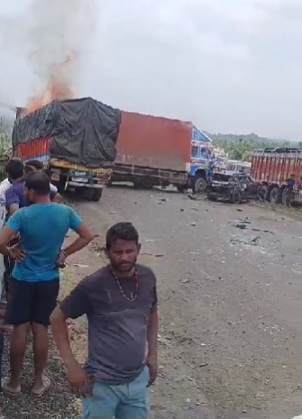 ब्रेक फेल होने से ट्रक कंटेनर से भिड़ा लगी आग चार वाहन चपेट में।