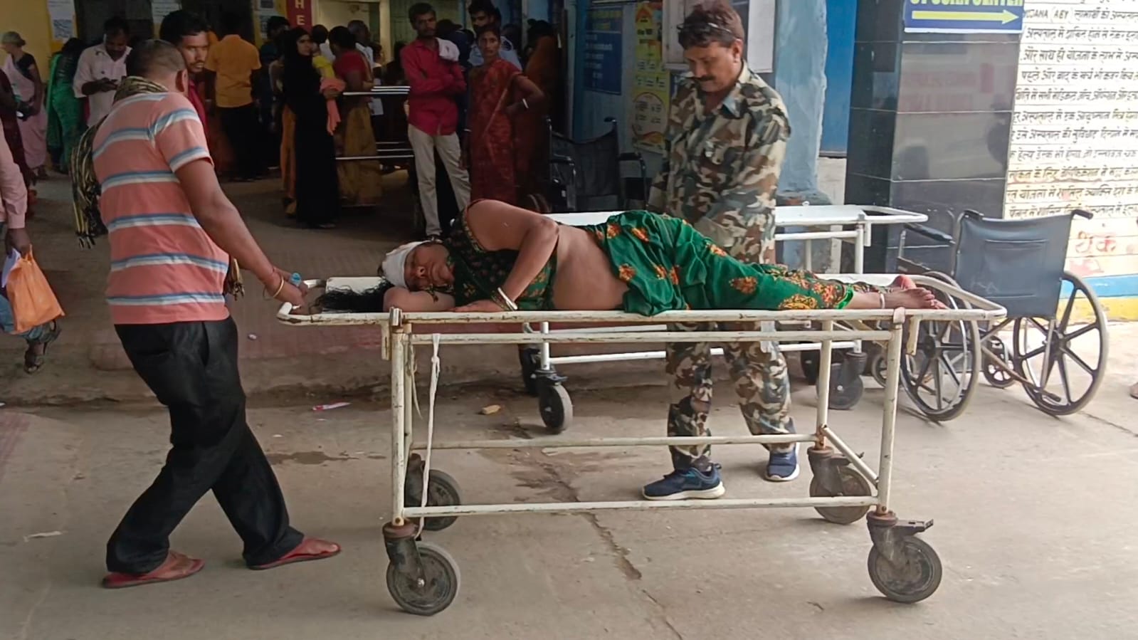 सड़क दुर्घटना में जख्मी आशा कर्मी सदर अस्पताल में भर्ती।