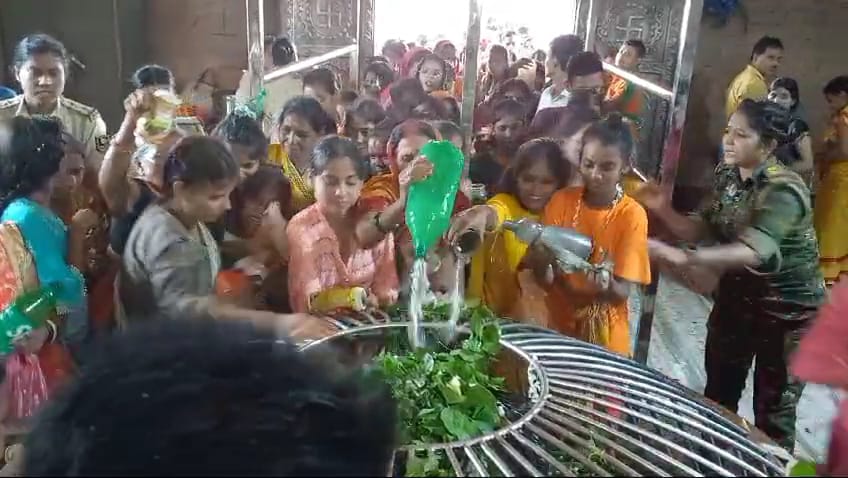 सावन के तीसरी सोमवारी अशोक धाम मंदिर परिसर में श्रद्धालुओं की उमड़ी भारी भीड़। सावन के तीसरी सोमवारी अशोक धाम मंदिर परिसर में श्रद्धालुओं की उमड़ी भारी भीड़।