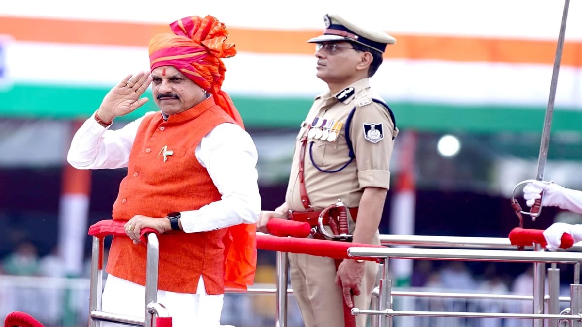 मुख्‍यमंत्री डॉ. मोहन यादव ने भोपाल में किया ध्वजारोहण, 17 हजार से अधि‍क युवाओं को रोजगार की घोषणा, वीरता पदकों का वितरण।