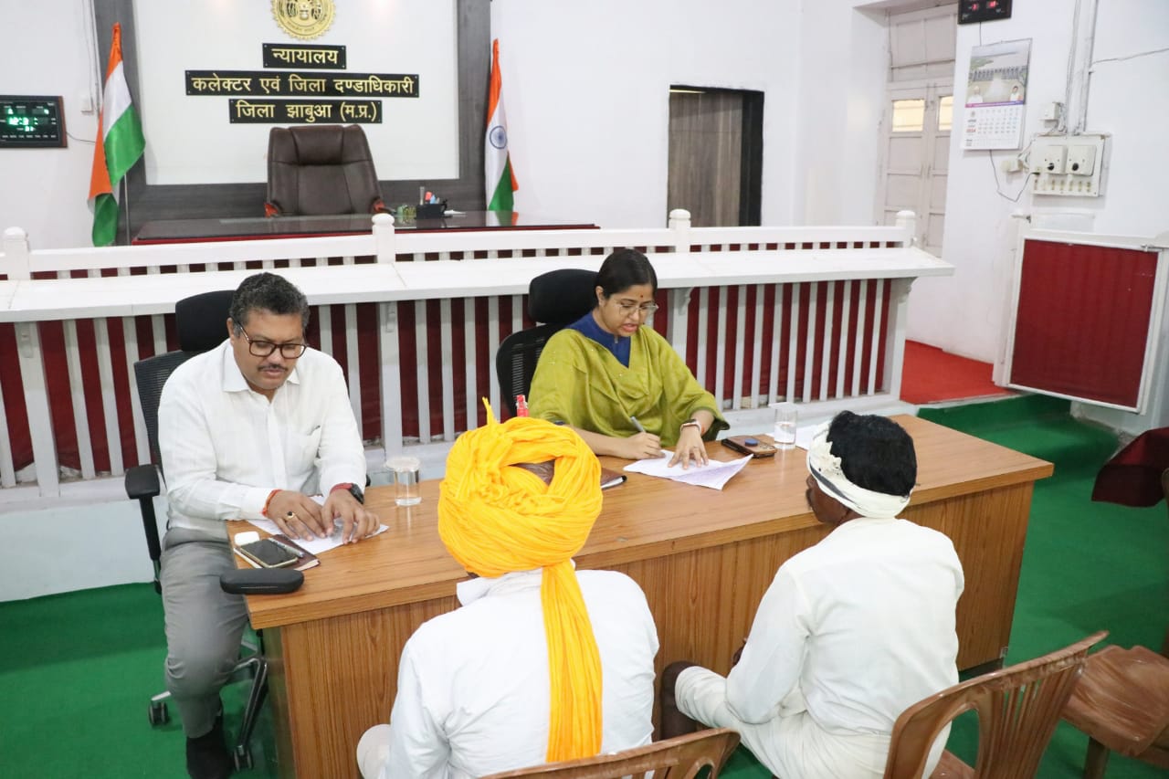 कलेक्टर द्वारा जनसुनवाई में प्राप्त आवेदनों के तत्काल निराकरण के निर्देश दिए।