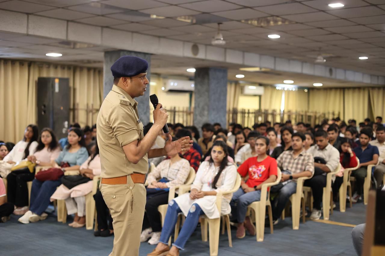 ★ रेनेसां कॉलेज ऑफ कॉमर्स एंड मैनेजमेंट के स्टूडेंट्स ने इंदौर पुलिस की साइबर पाठशाला में लिया ये ज्ञान… ।