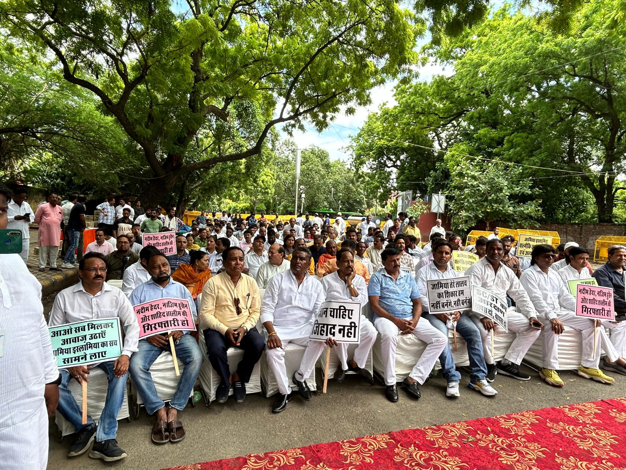 जामिया के राजिस्ट्रार और प्रोफेसर के खिलाफ़ जंतर मंतर पर धरना-प्रदर्शन।