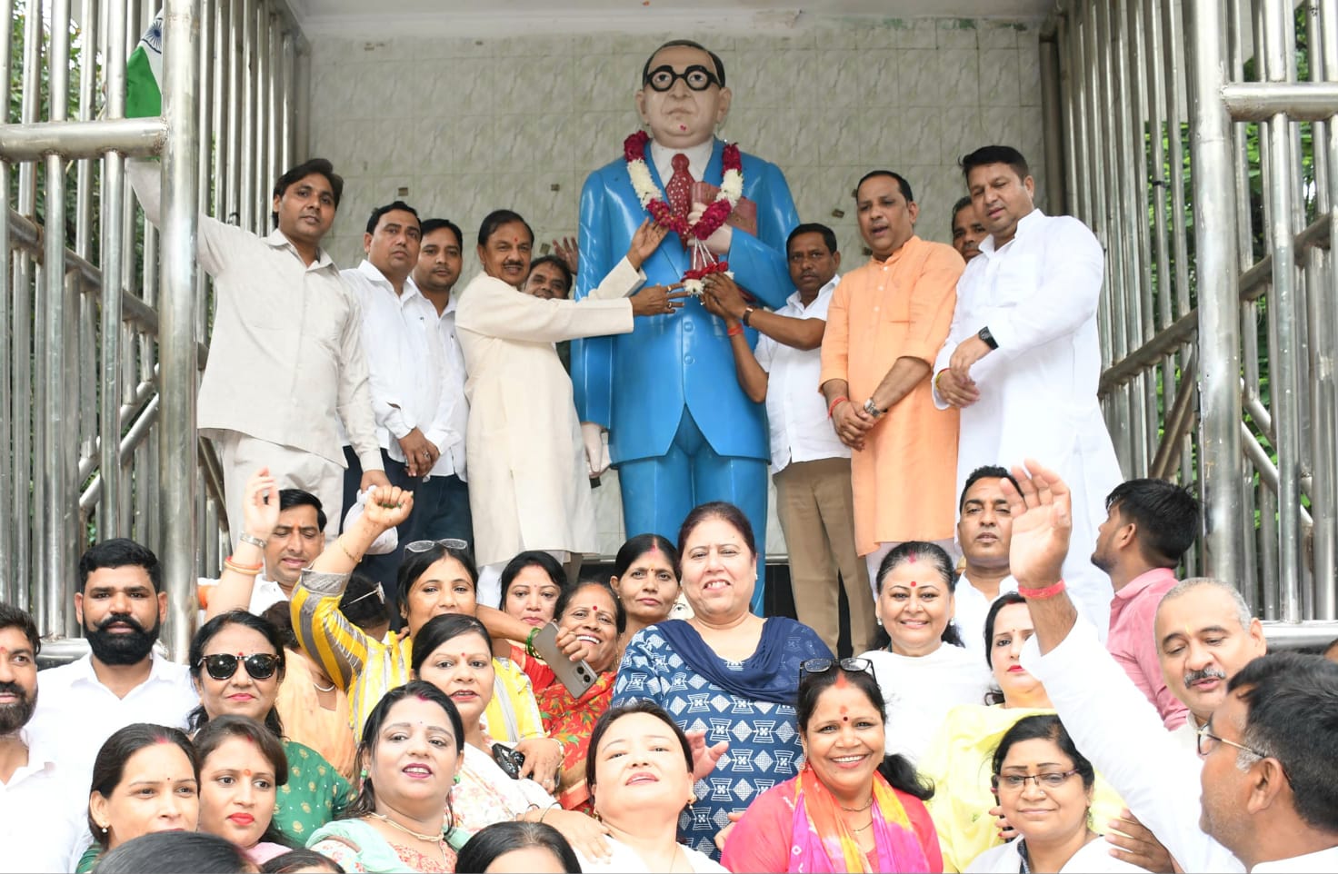आज हर घर तिरंगा अभियान के तहत अंबेडकर पार्क सेक्टर 37 में नोएडा सांसद एवं पूर्व केंद्रीय मंत्री डा.महेश शर्मा।