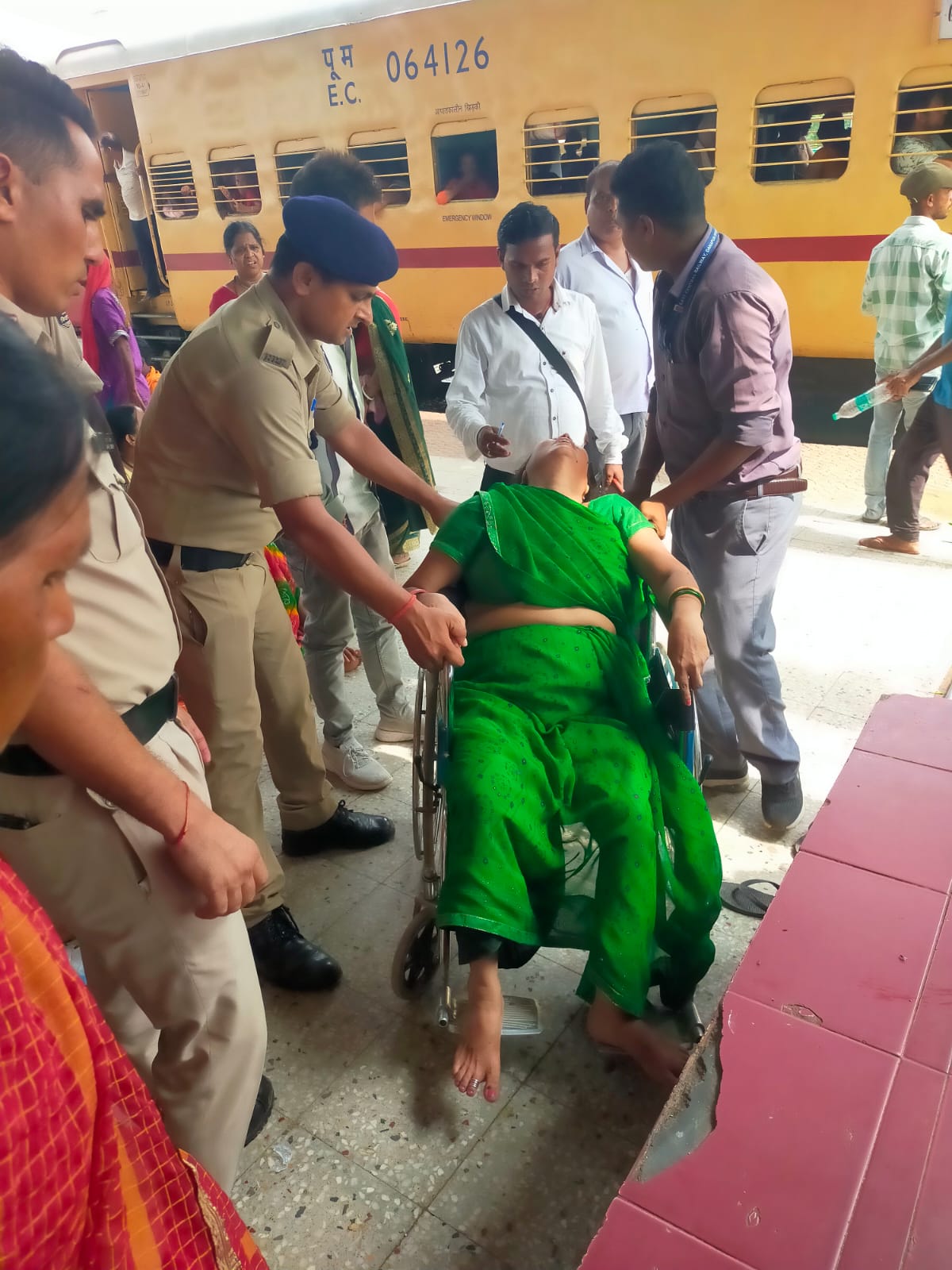 ट्रेन से गिरी महिला श्रद्धालु जख्मी सदर अस्पताल में भर्ती।