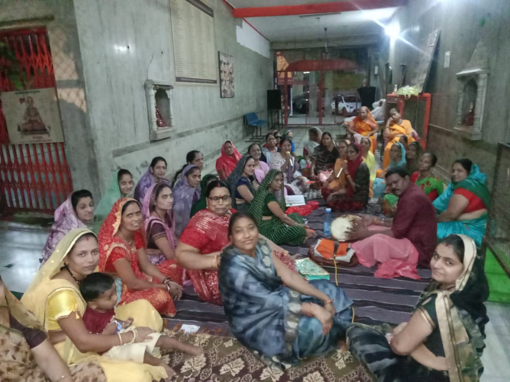 मेघनगर अति प्राचीन मेघेश्वर महादेव शंकर मंदिर पर रात्रि में गणेश महिला मंडल ने दी भजनों की प्रस्तुति।