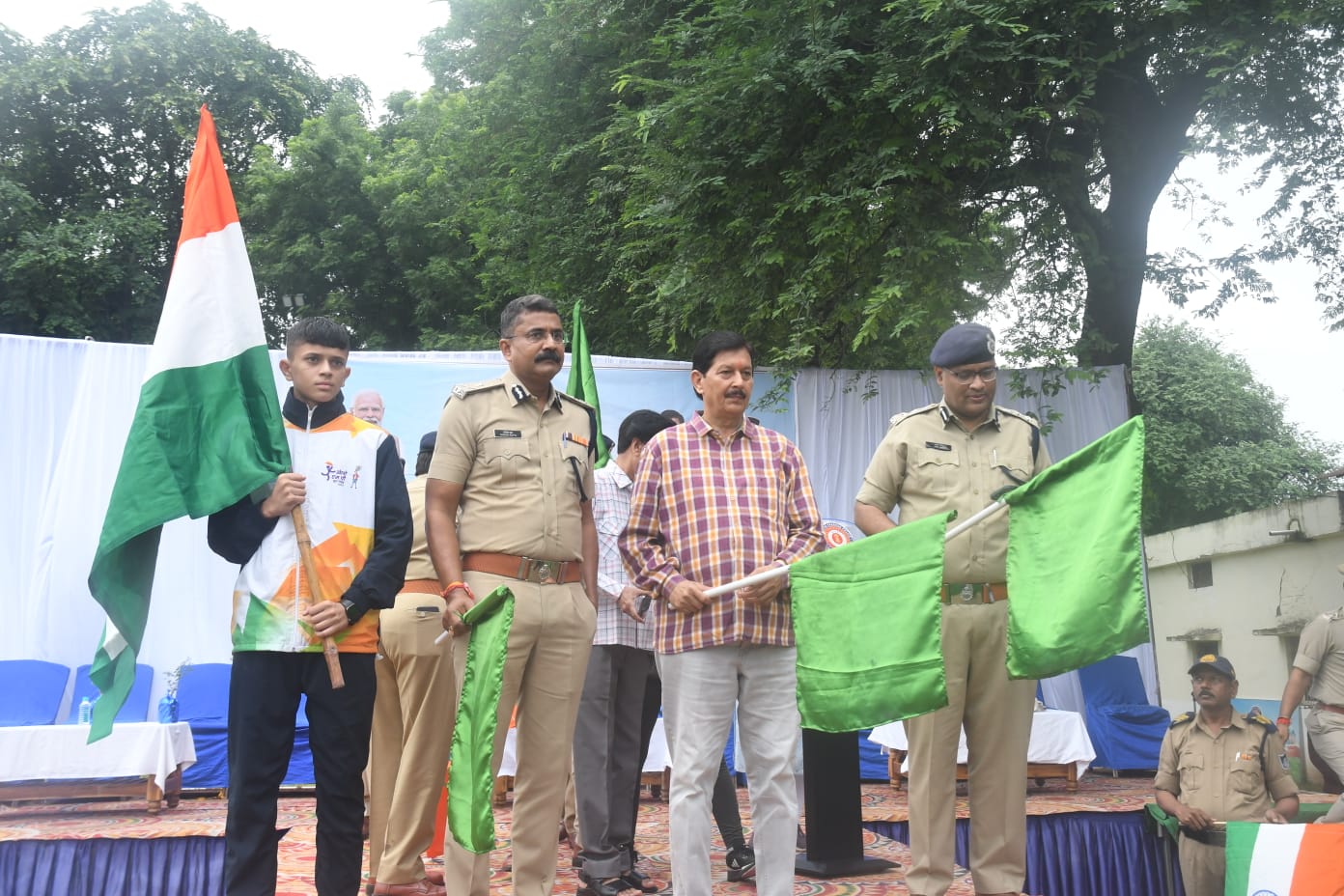 हर घर तिरंगा अभियान के तहत इंदौर पुलिस ने स्कूली बच्चों और युवाओं के साथ तिरंगा यात्रा निकाली।