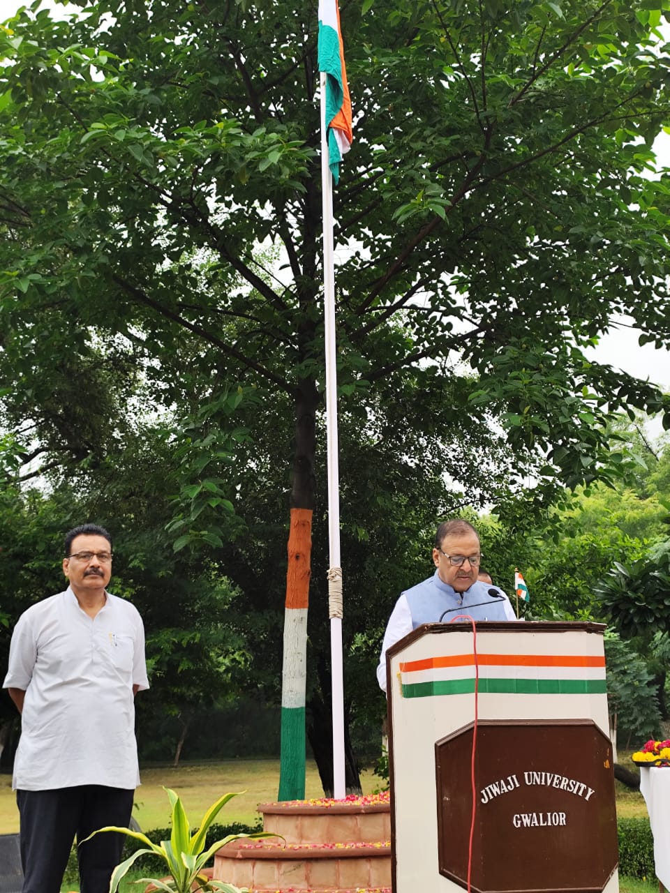 जेयू: विश्वविद्यालय परिसर में कुलगुरू ने फहराया राष्ट्रीय ध्वज।