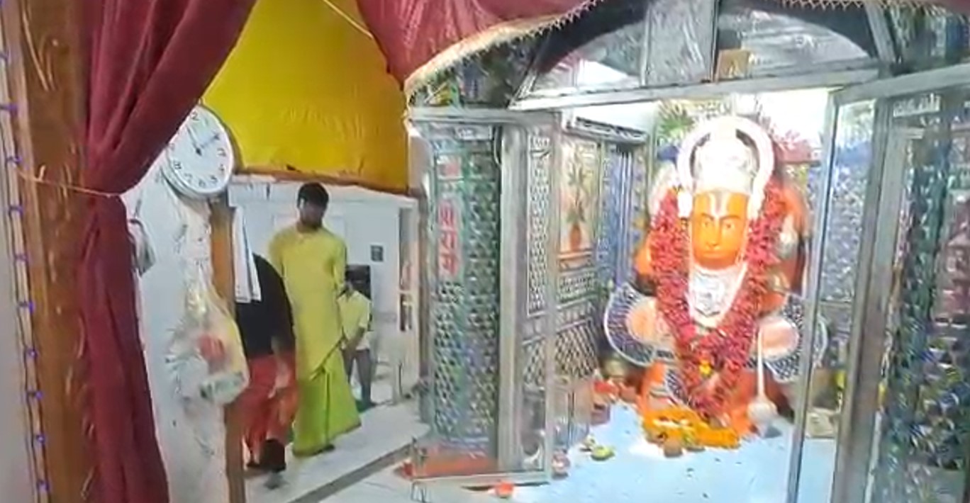 केंद्रीय मंत्री बनने के बाद पहली बार गुना के टेकरी धाम पहुंचे ज्योतिरादित्य सिंधिया।