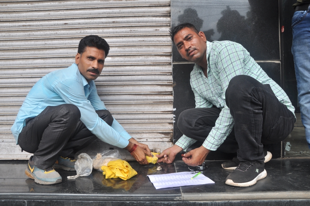 फायर एनओसी नहीं होने पर कृष्णा टावर को किया सील।