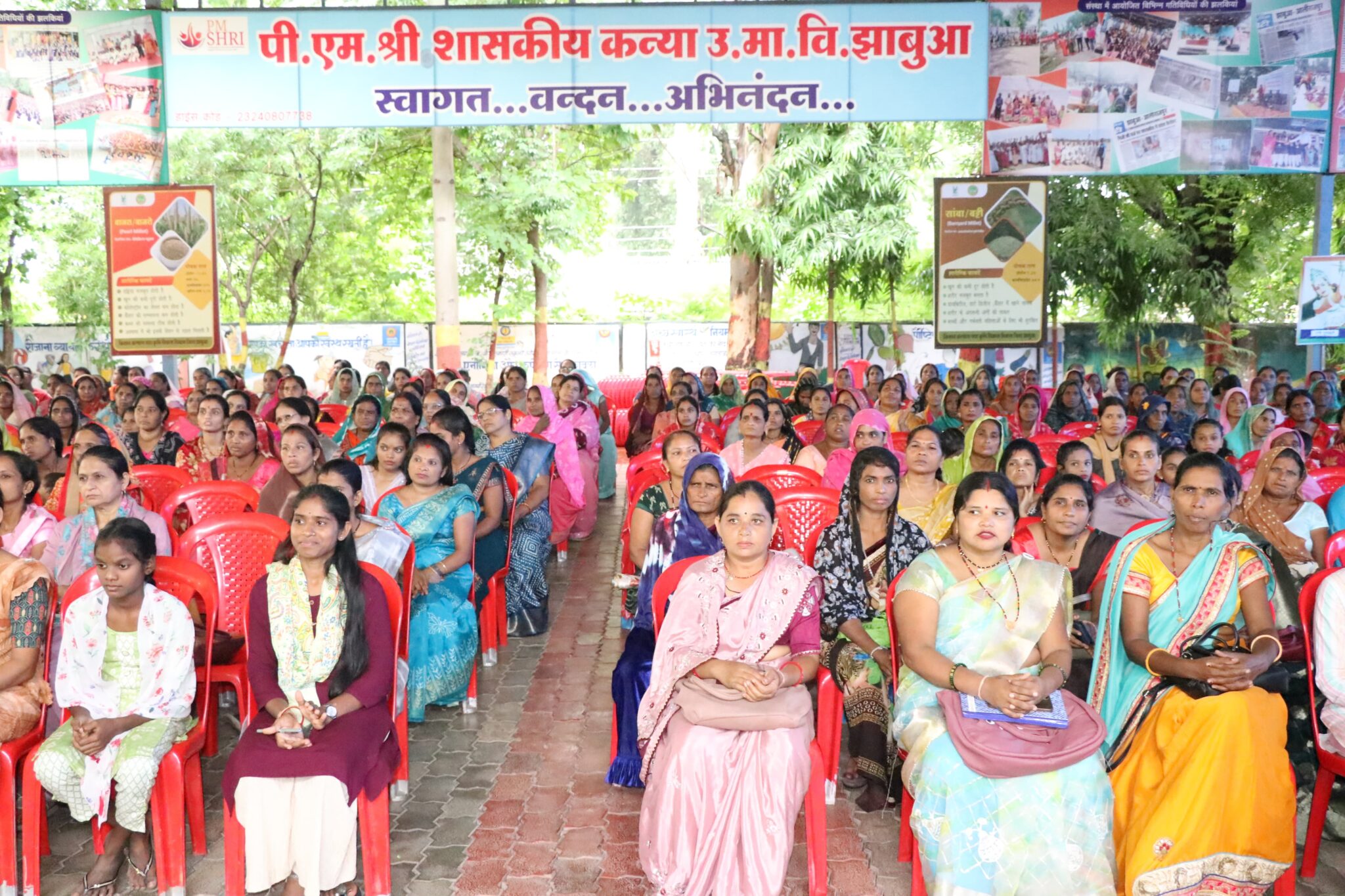लाडली बहनों के लिए केबिनेट मंत्री एवं कलेक्टर की अध्यक्षता में आभार सह उपहार।