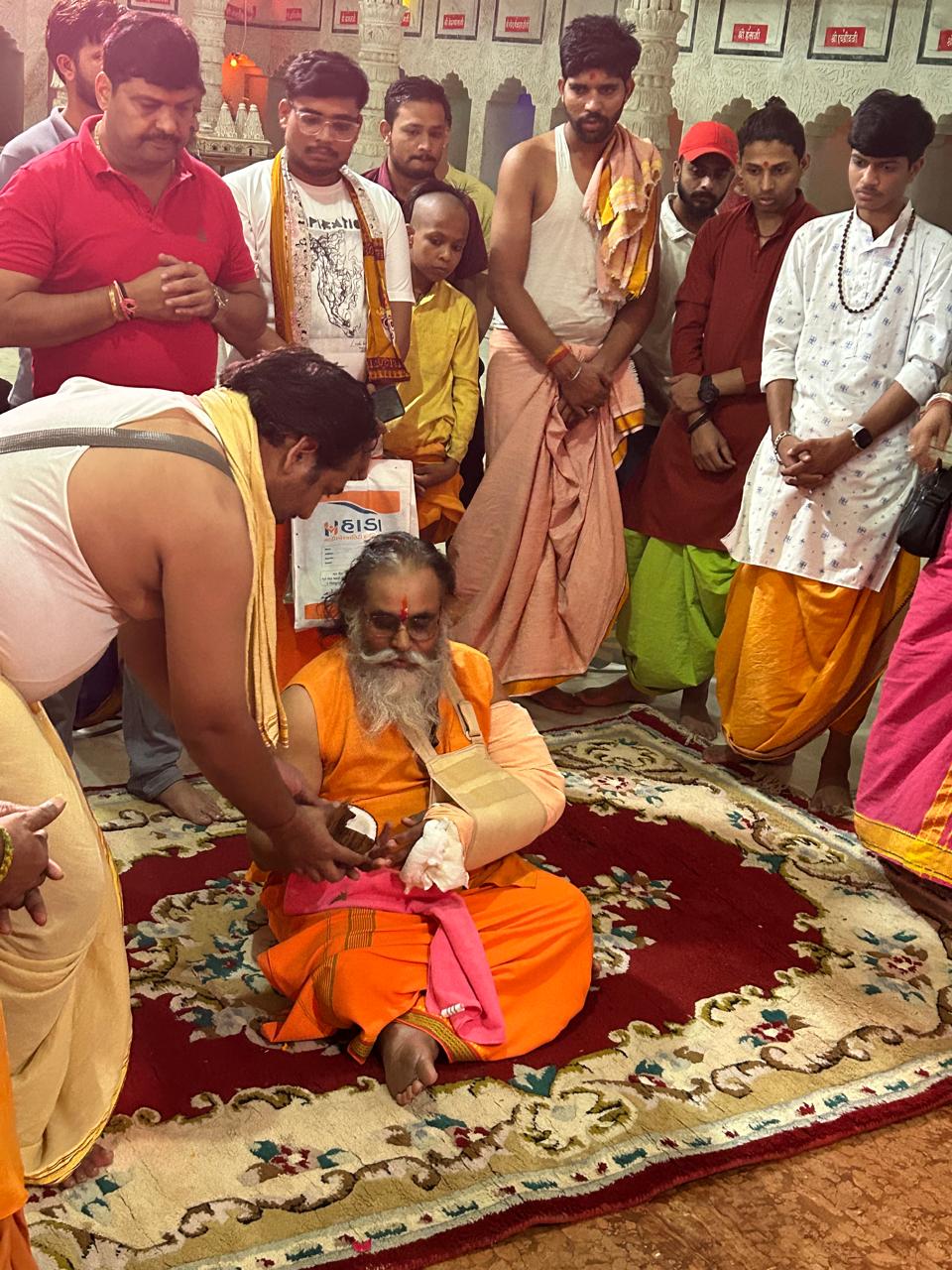प्रसिद्ध हनुमंत आश्रम के महंत दयाराम दास महाराज स्वस्थ होकर आश्रम पहुंचे।