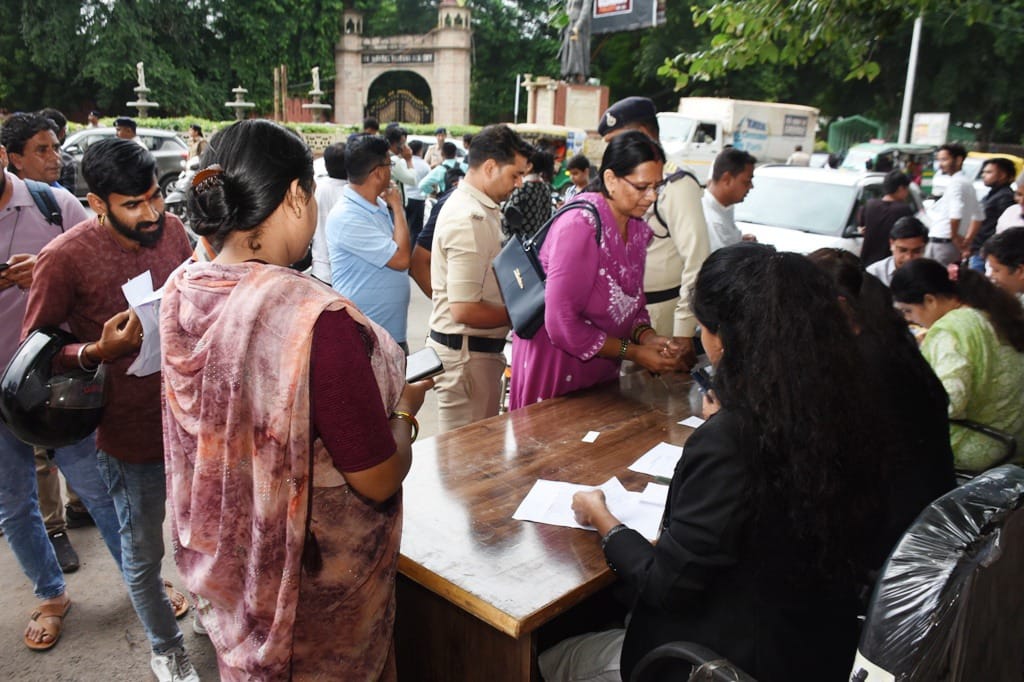मोबाइल कोर्ट ने गाँधी रोड़ पर नियमों का उल्लंघन कर रहे वाहनों पर लगाया जुर्माना।