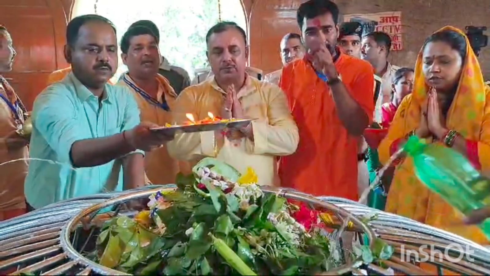 मुंगेर डीआईजी संजय कुमार ने अशोक धाम में की पूजा अर्चना।