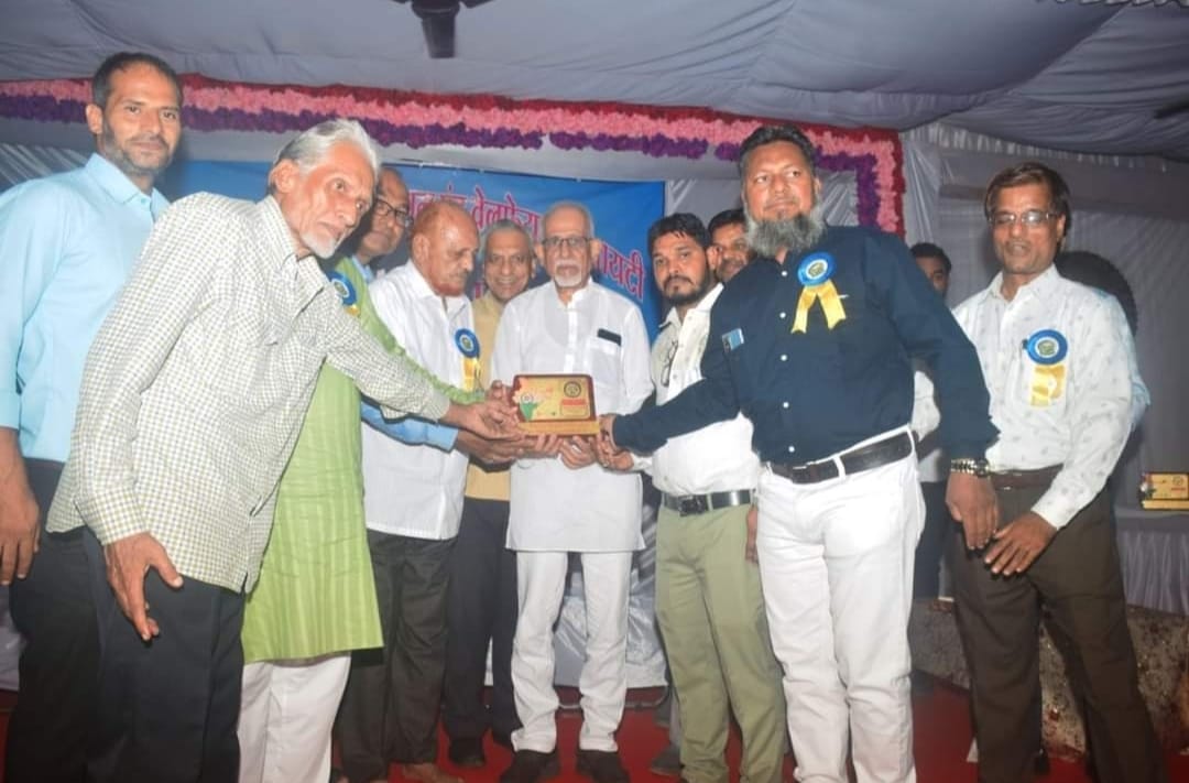 वृक्षारोपण के साथ आओ पुस्तक पढ़े अभियान जरूरी।