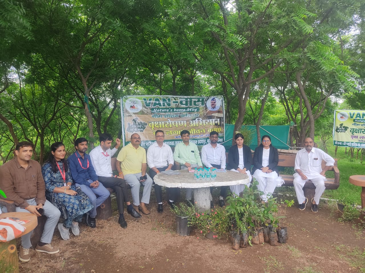 जिला विधिक सेवा प्राधिकरण एवं यूनियन बैंक के संयुक्त तत्वावधान में नीम पर्वत पर रोपित किए गए पौधे।