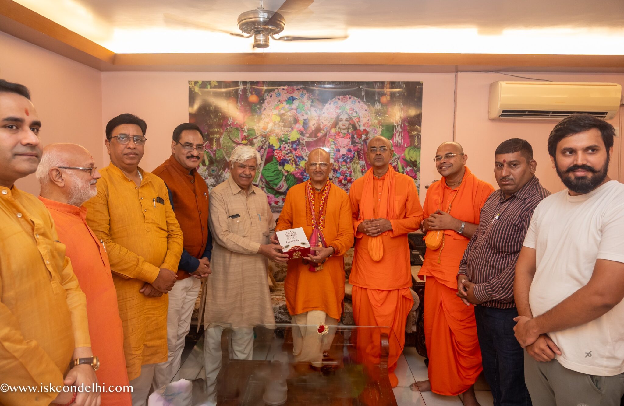विहिप अध्यक्ष ने इस्कॉन प्रमुख से मुलाकात कर बांग्लादेश में हो रहे हमलों पर संवेदना व्यक्त की।