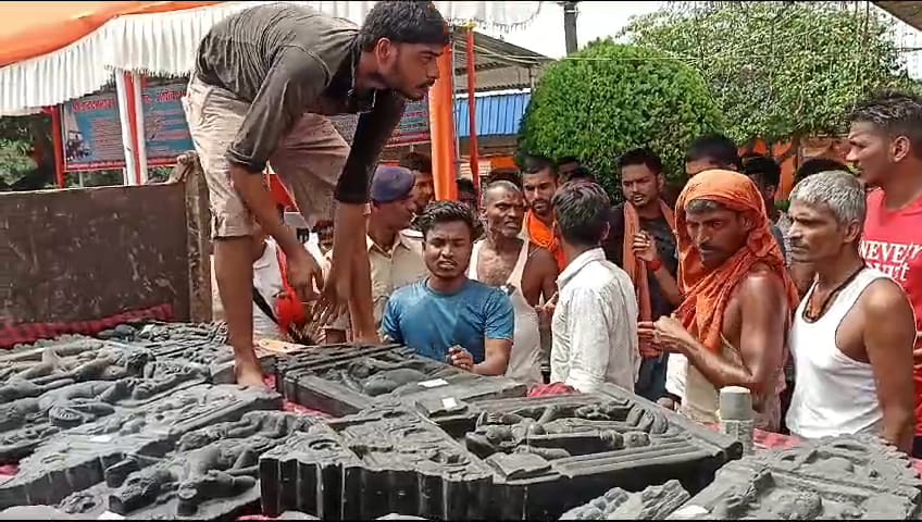 अशोक धाम मंदिर में रखे गए प्राचीन मूर्ति उठाने का ग्रामीणों ने किया विरोध।