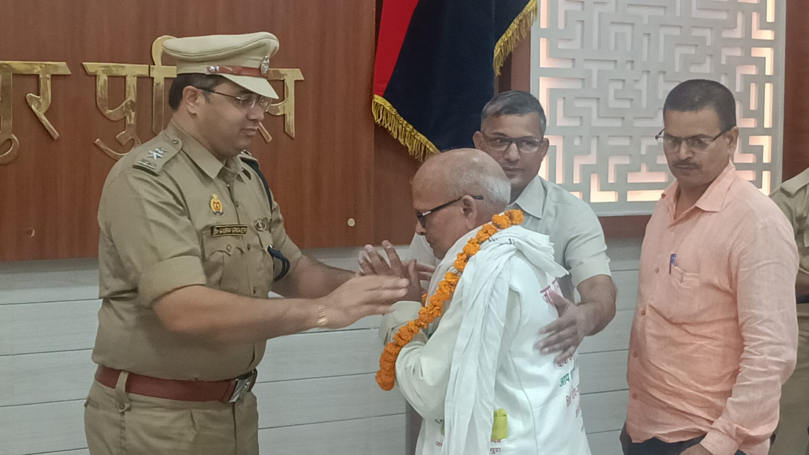 पुलिस लाइन क्वार्टर गार्ड पर एसएसपी ने किया ध्वजारोहण स्वतंत्रता संग्राम सेनानियों को किया सम्मानित।