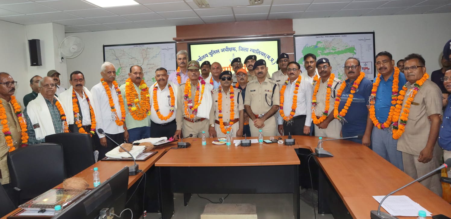 पुलिस विभाग ग्वालियर से सेवानिवृत्त हुए पुलिस अधिकारी व कर्मियों को एसपी ग्वालियर ने दी विदाई।