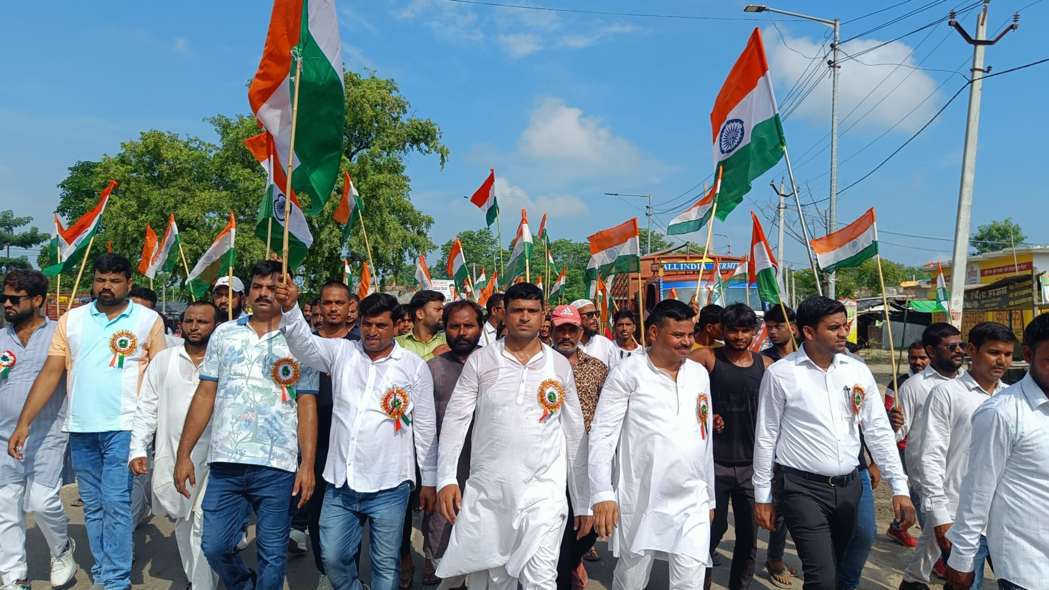 नगर पंचायत धौरहरा में किया गया झंडारोहण एवं निकाली गई तिरंगा यात्रा, गूंजा भारत माता की जय।