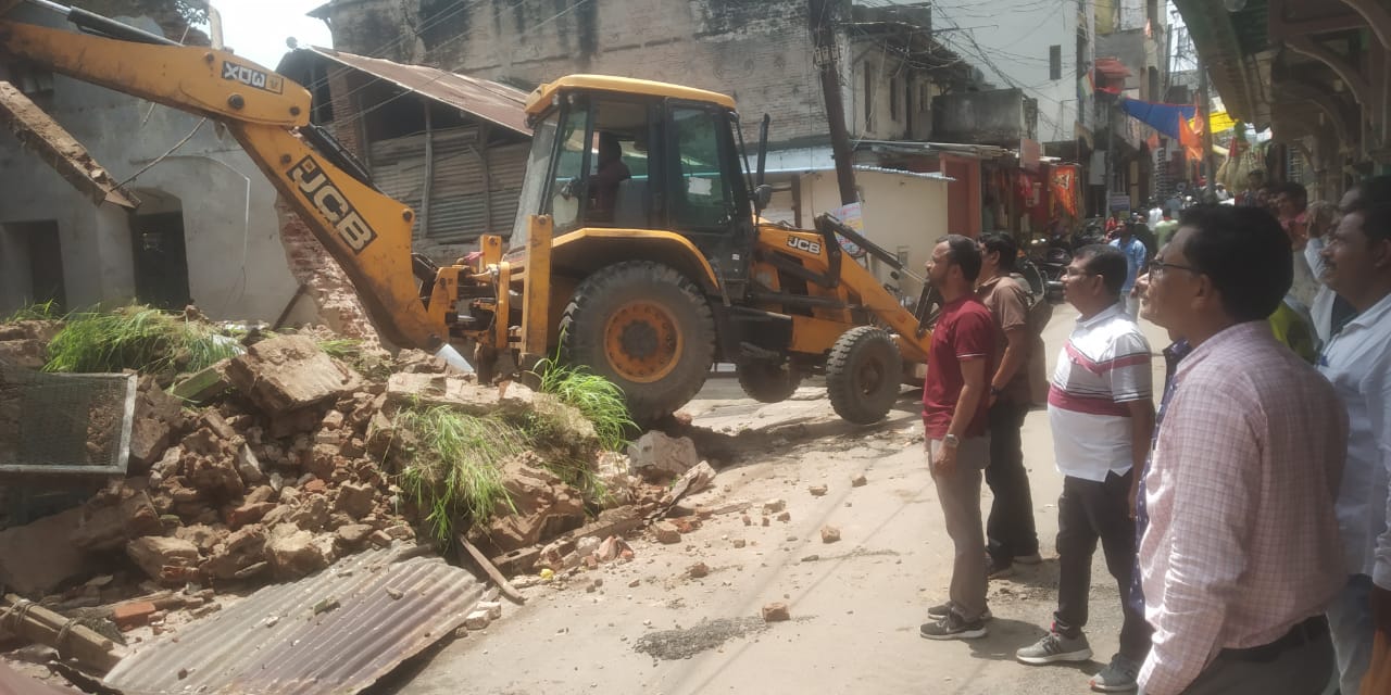 जर्जर भवनों कों तोड़ने की कार्यवाही के अंतर्गत पुराना तहसील कार्यालय तोड़ा गया।