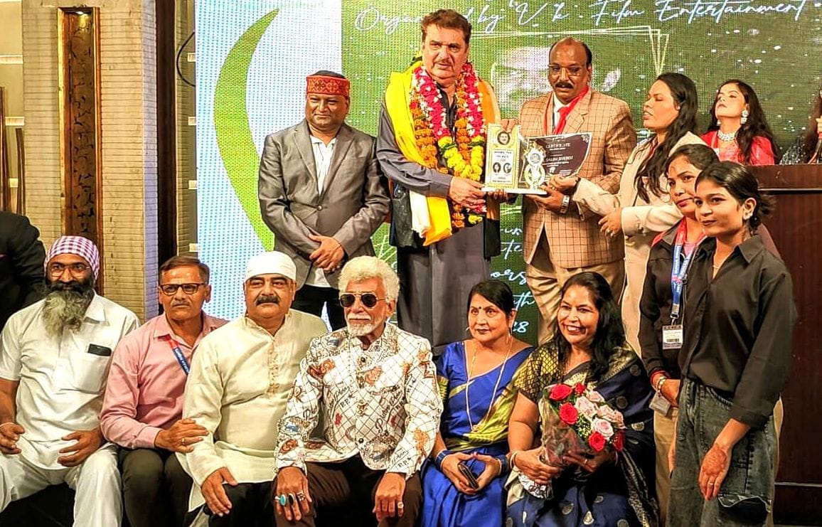 बॉलीवुड अभिनेता रज़ा मुराद के हाथों सलीम शेख इंटरनेशनल गौरव रत्न अवार्ड से सम्मानित।