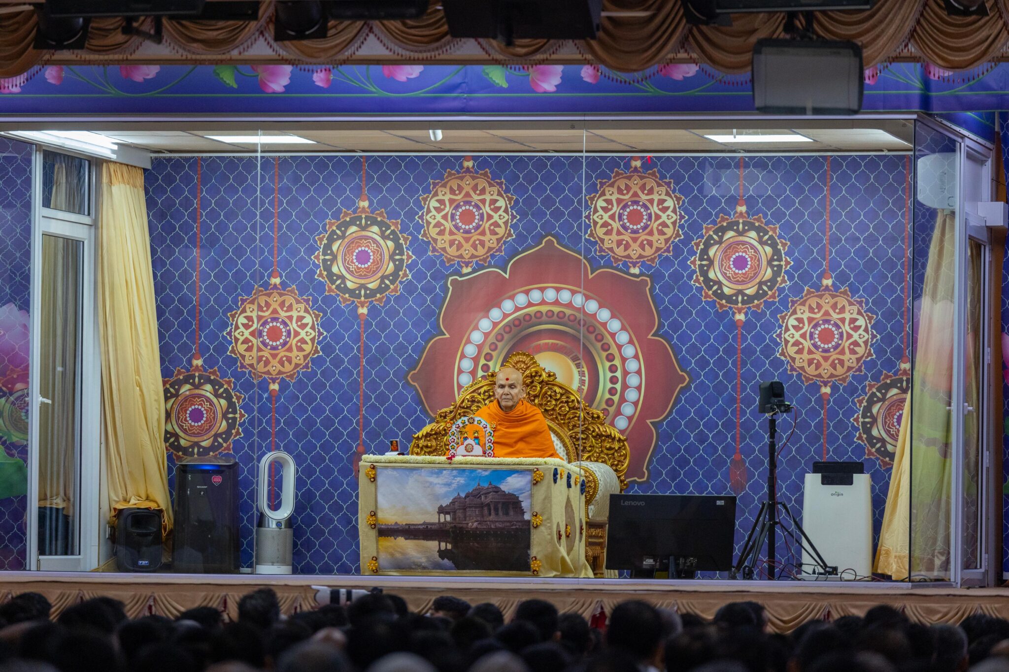 स्वामीनारायण अक्षरधाम, नई दिल्ली में परम पूज्य महंत स्वामी महाराज की उपस्थिति में रक्षाबंधन समारोह मनाया गया।