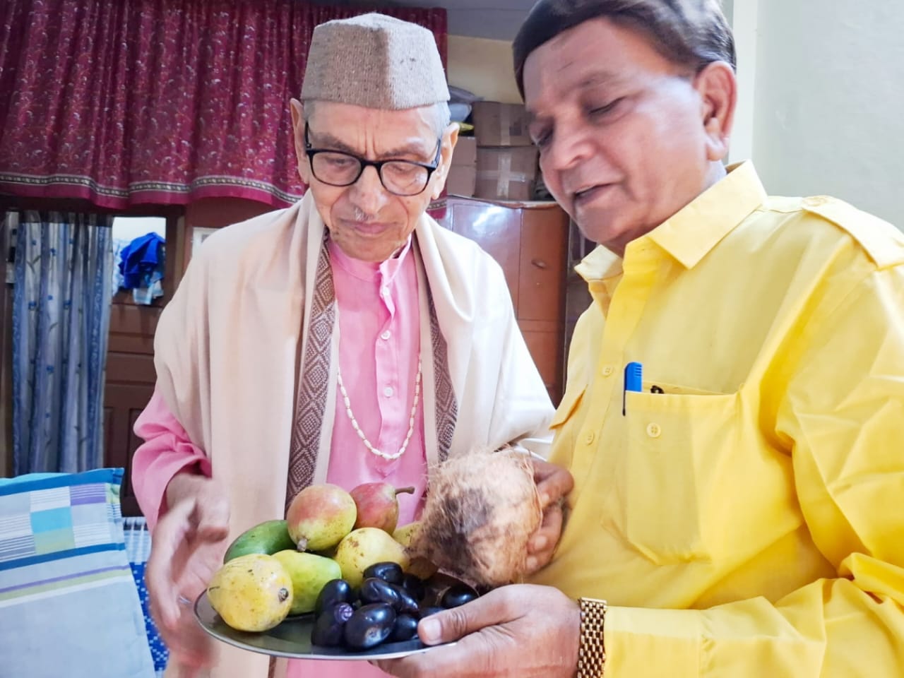 मुद्रा गुरु डॉक्टर शशिकांत भट्ट का अभिनंदन। गुरु हमें उज्ज्वल भविष्य की ओर ले जाते हैं-गिरीश शर्मा।