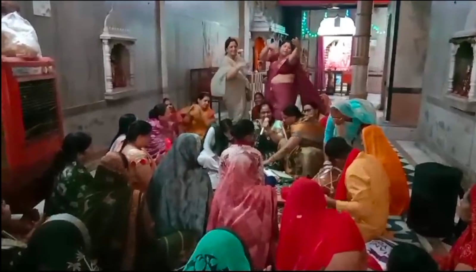 सावन के दुसरे सोमवार को भी जय बम भोले के स्वरों से गूंजे शिवालय श्री गणेश महिला मंडल के धार्मिक भजनों की धुम।