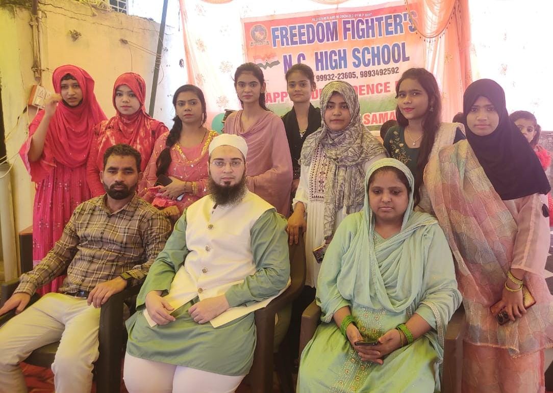 फ्रीडम फाइटर स्कूल में बच्चों को बताया स्वतंत्रता सेनानियों का इतिहास।