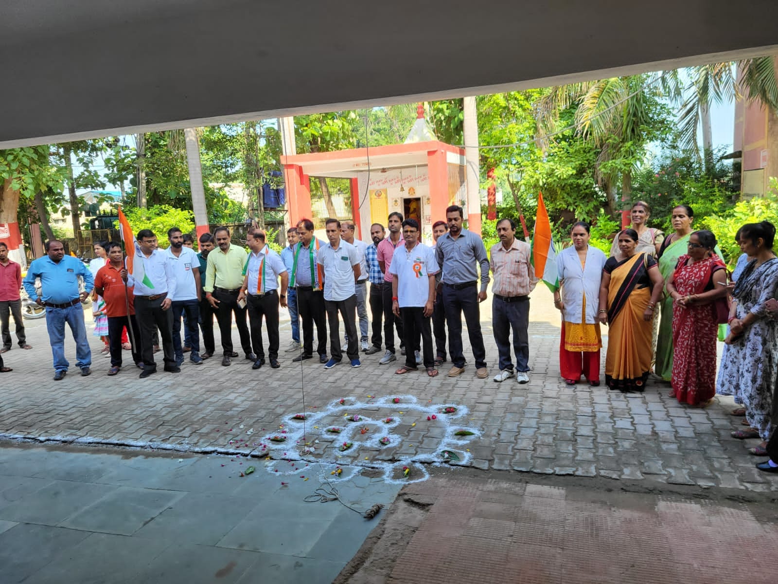 जरा याद करो कुर्बानी! सीएचसी अधीक्षक डॉ. अमित बाजपेई ने फहराया तिरंगा, दी शुभकामनाएं।