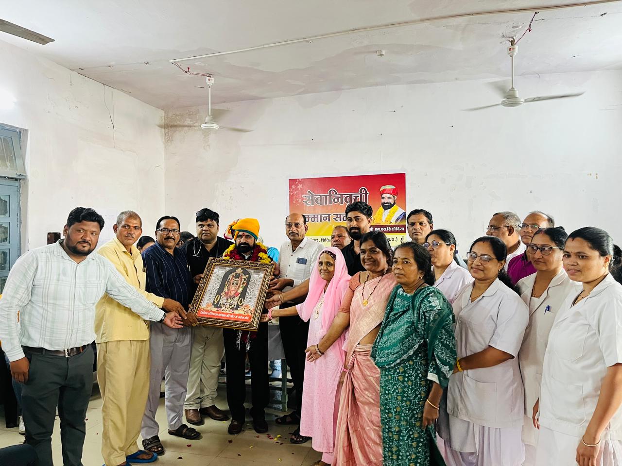 थांदला एक्सरे टेक्निशियन श्री मनिष सिसोदिया के सेवानिवृत्ति होने पर सम्मान कर स्वागत किया।